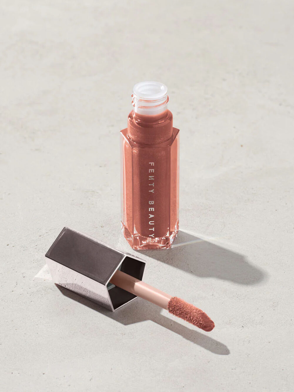 Fenty Beauty – Glass bomb – Fenty Glow Shimmering rose nude